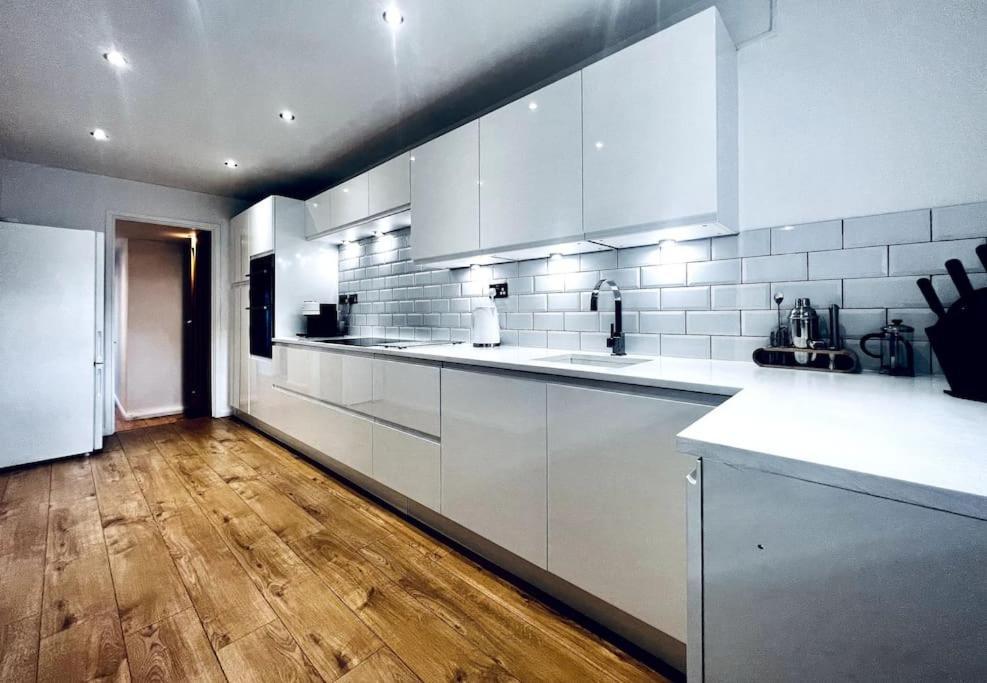 Entire Modern House In Tamworth - 2 Double Beds + Free Parking Villa Exterior photo